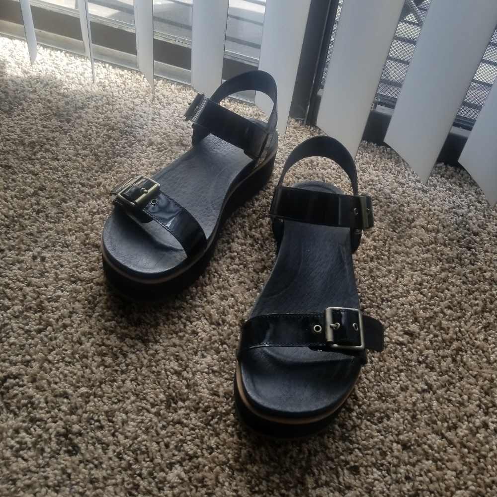 New UGG platform sandal